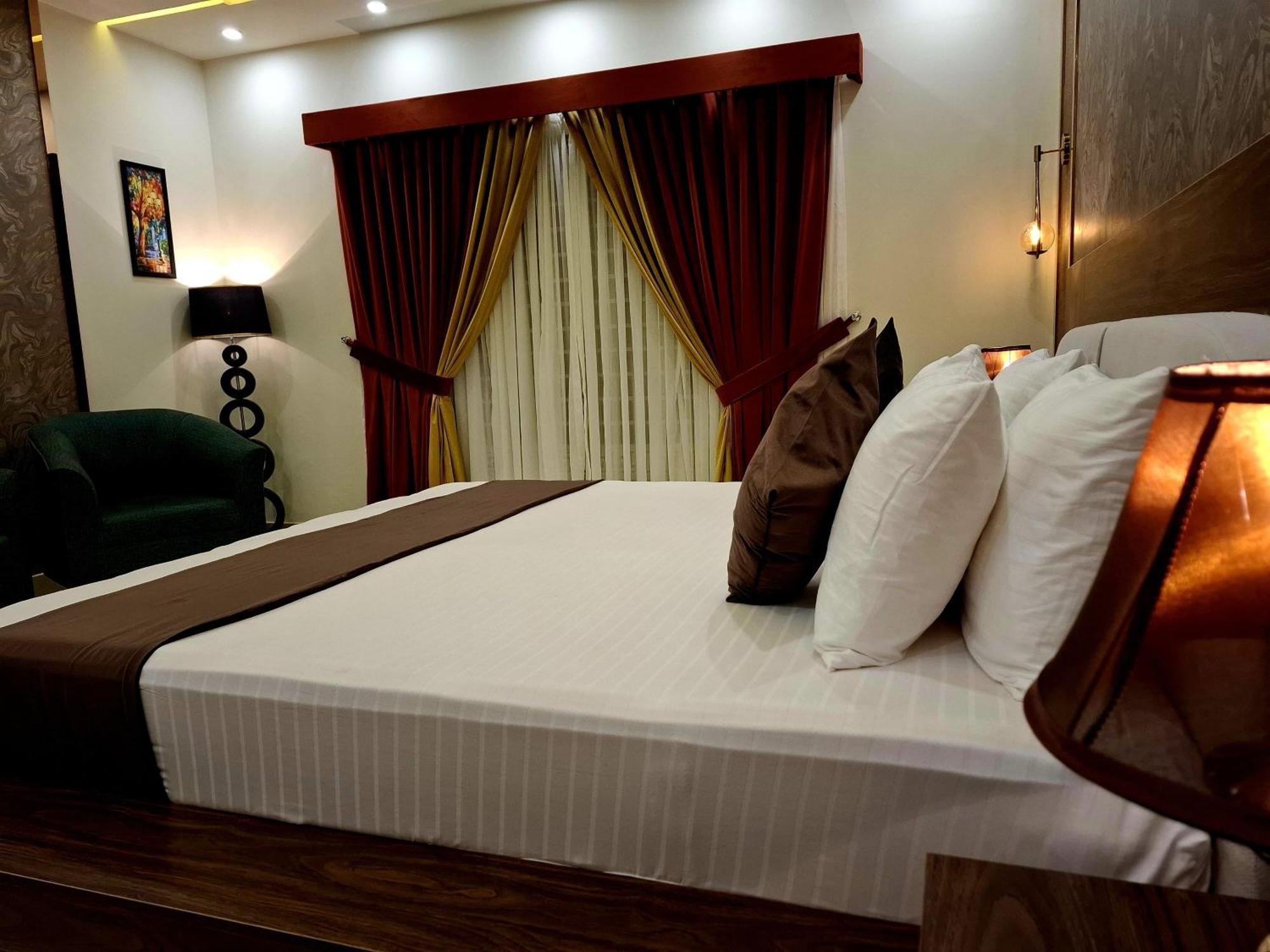 Royal Galaxy Hotel & Residence - Near Islamabad International Airport & Motorway Dış mekan fotoğraf